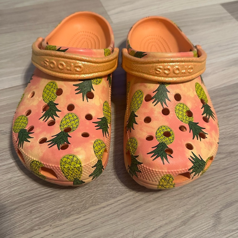 Crocs juniors 6, women’s 7.5/8